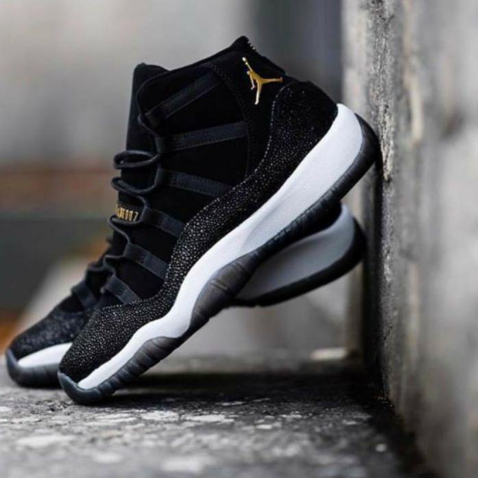 Jordan 11 retro store negro con dorado