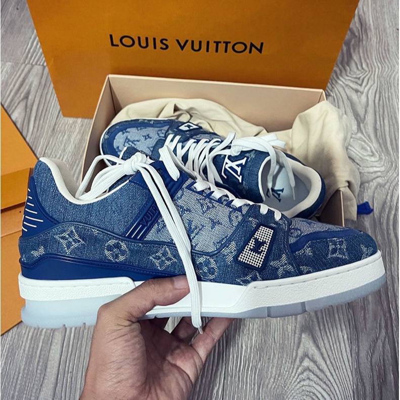 Las zapatillas de Louis Vuitton denim son todo lo que querrías para llevar  con tus vaqueros