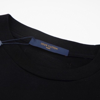 Camiseta de manga corta y cuello redondo, de Louis Vuitton. Precio