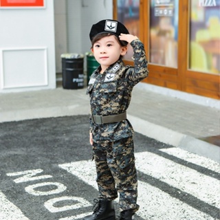 Hombre de pie en traje militar al aire libre