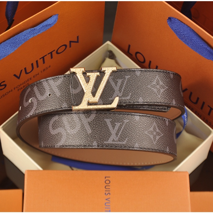 Cinturón Louis Vuitton en cuero negro y iniciales de plata LV en