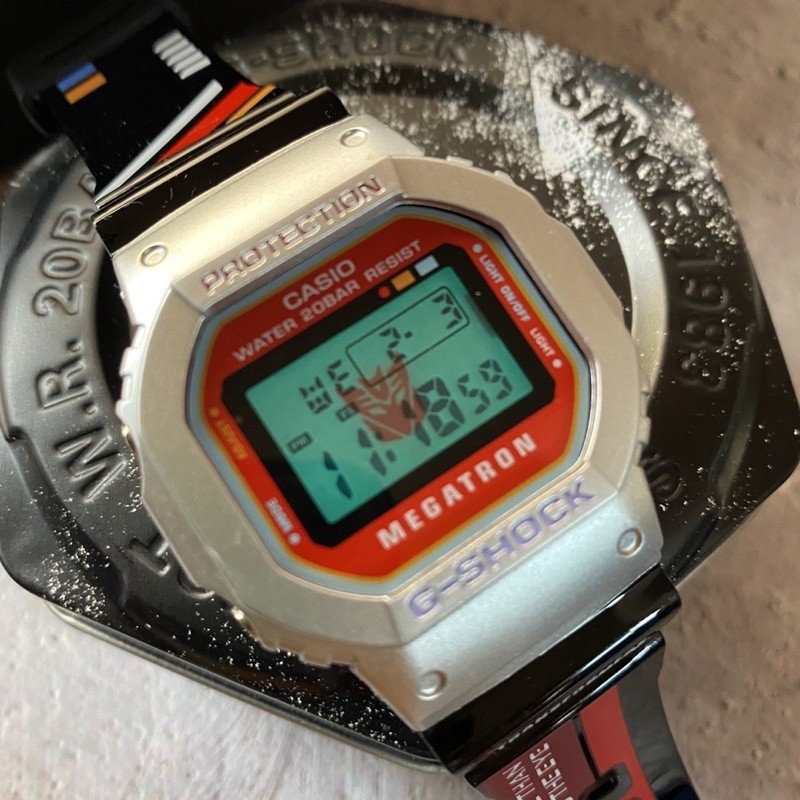 Casio G-SHOCK DW-5600 Reloj Deportivo Mega X Transformer 80s